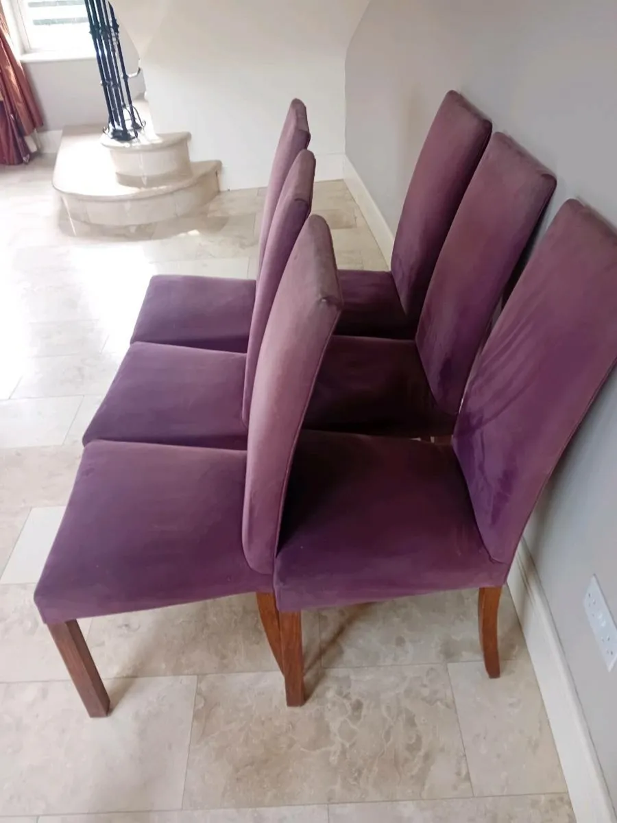 Table and chairs - Image 4