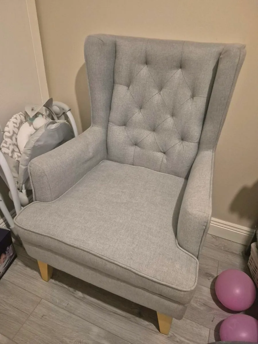 Nursery chair / rocking chair
