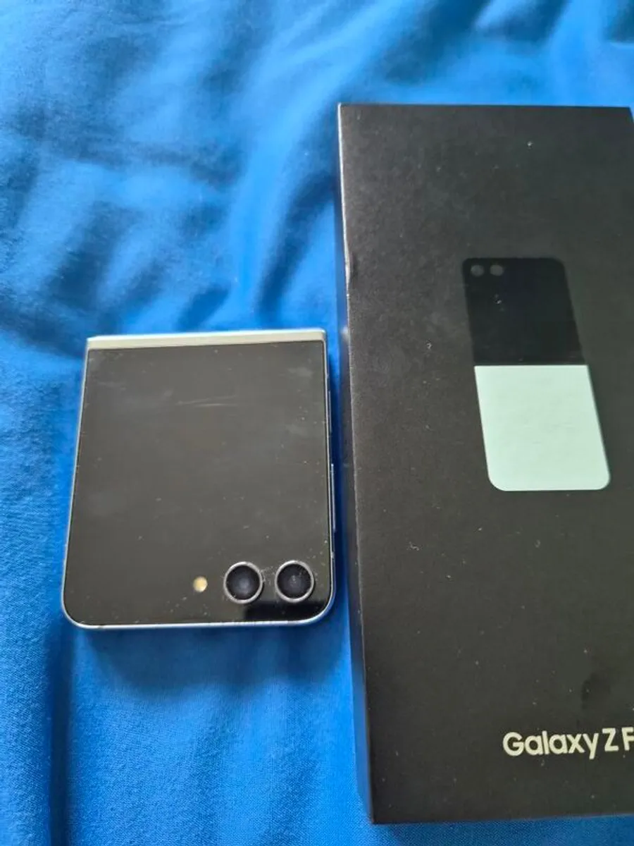 Samsung galaxy flip 5 unlocked - Image 1