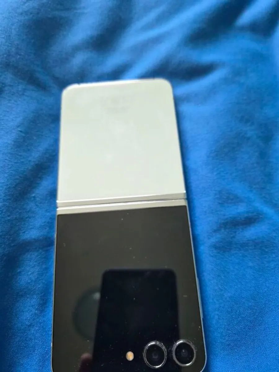 Samsung galaxy flip 5 unlocked - Image 4