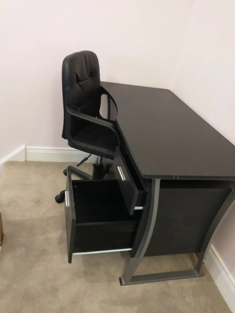 Office chair and table - Image 1