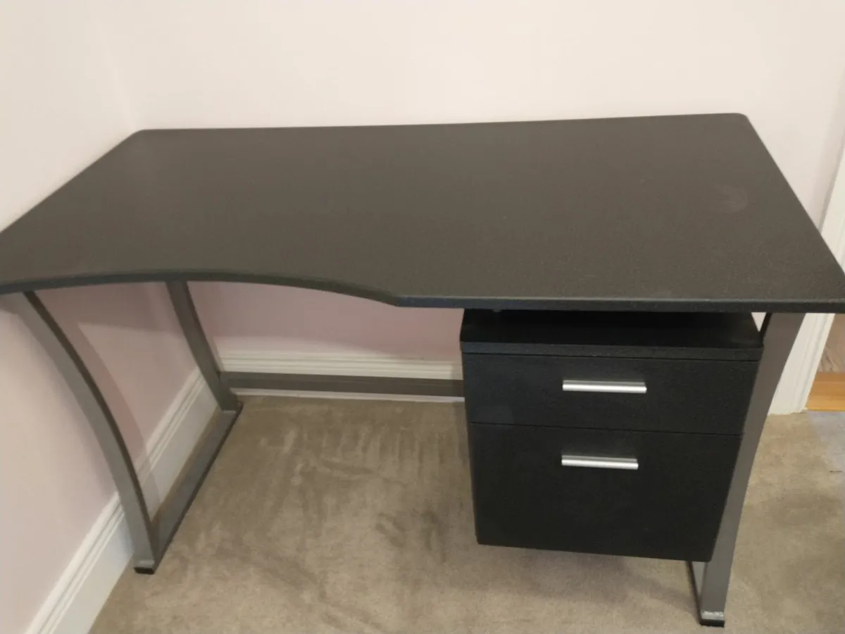 Office chair and table - Image 3