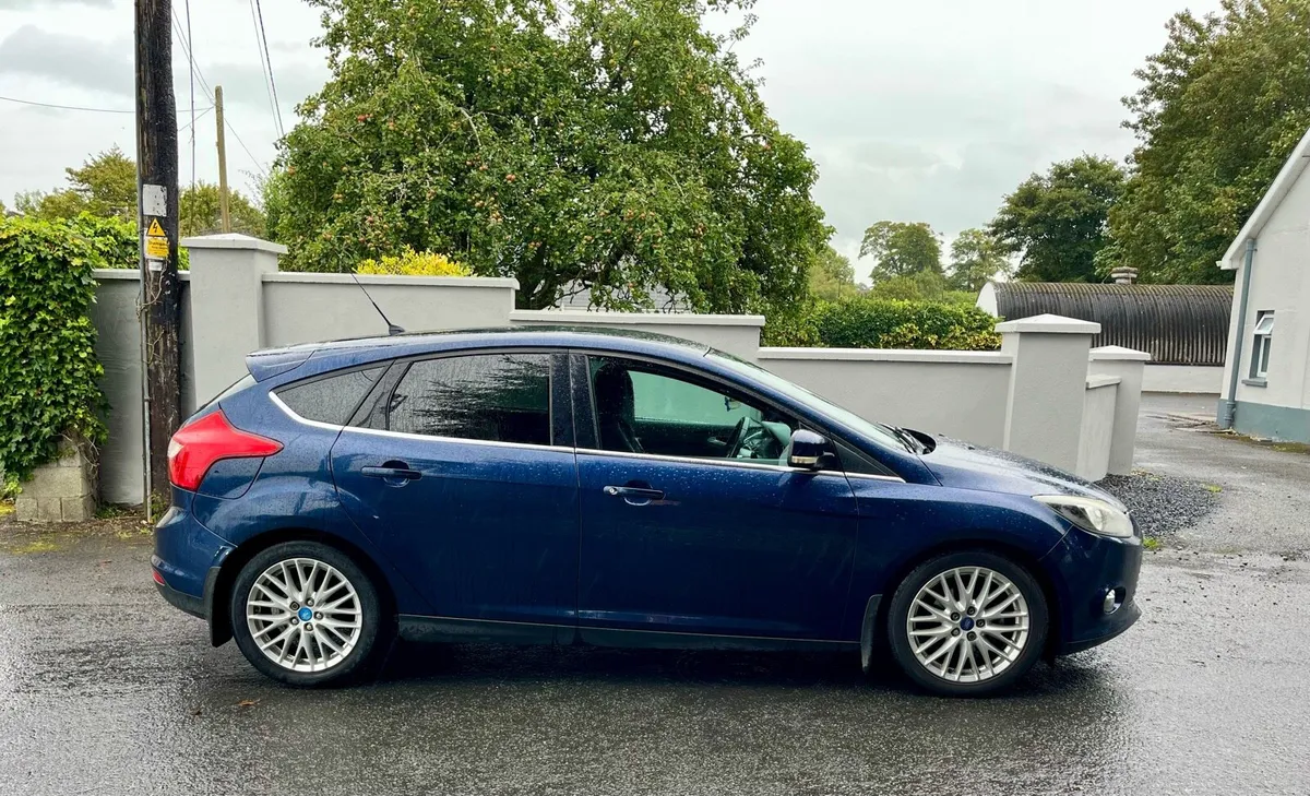Ford Focus 2011 **clean - Image 2