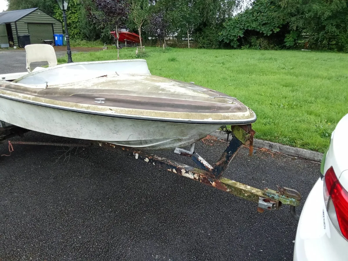 Small speed boat. - Image 2