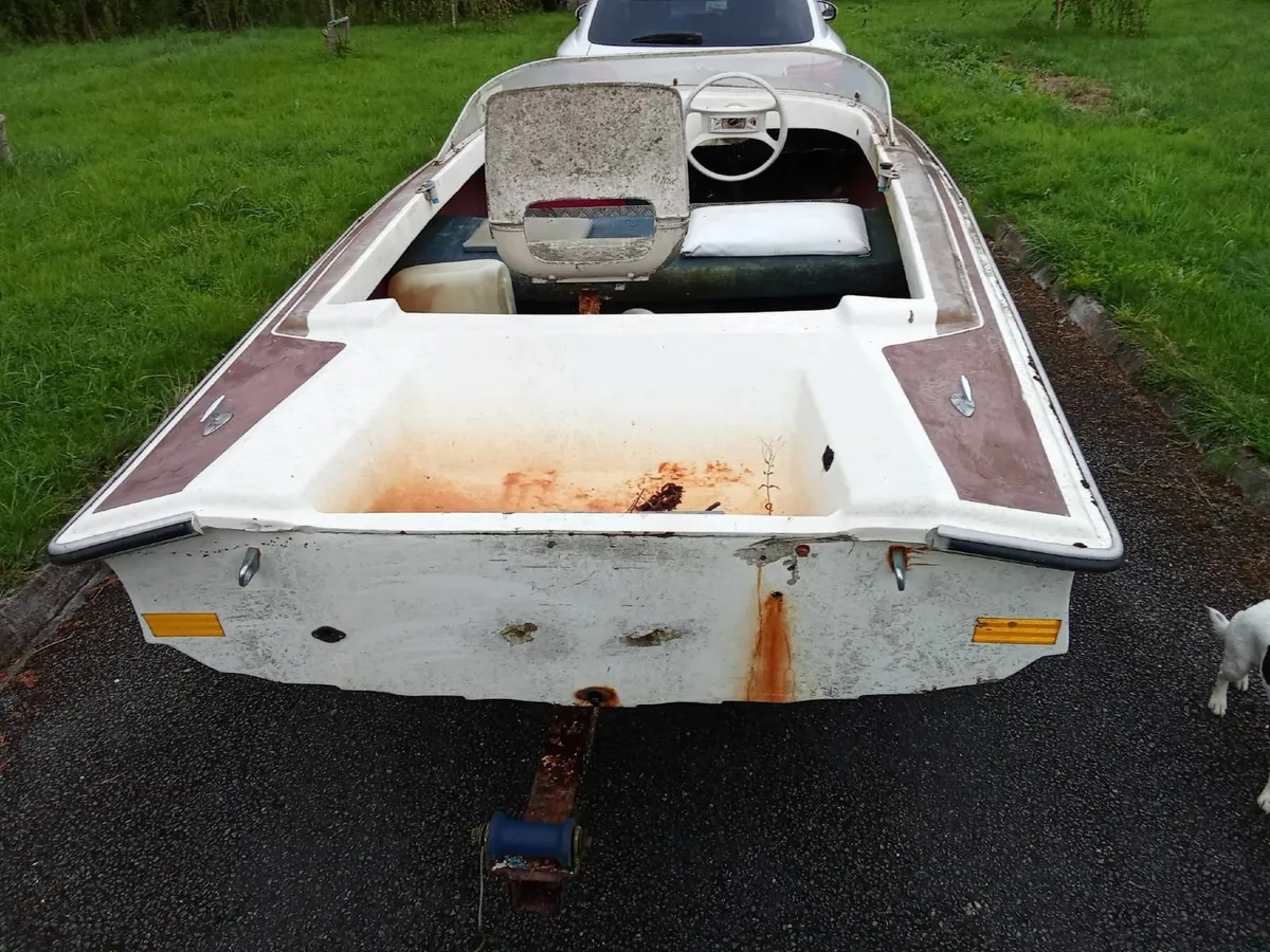 Small speed boat. - Image 3