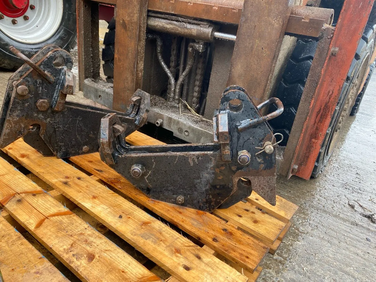 Brackets and latches - Image 2