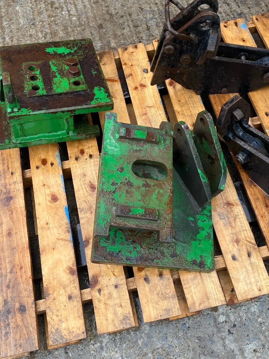 Brackets and latches - Image 3