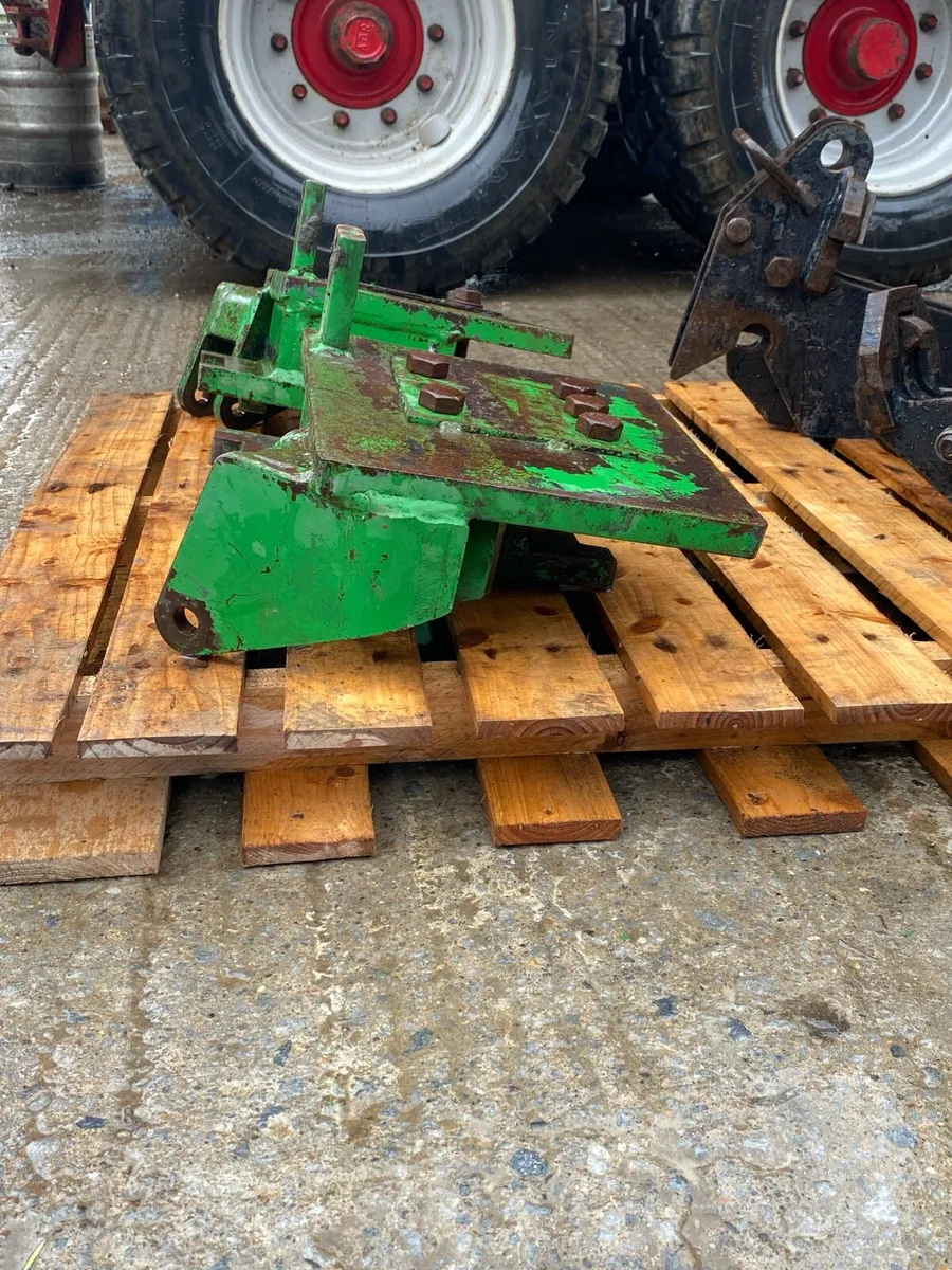 Brackets and latches - Image 1