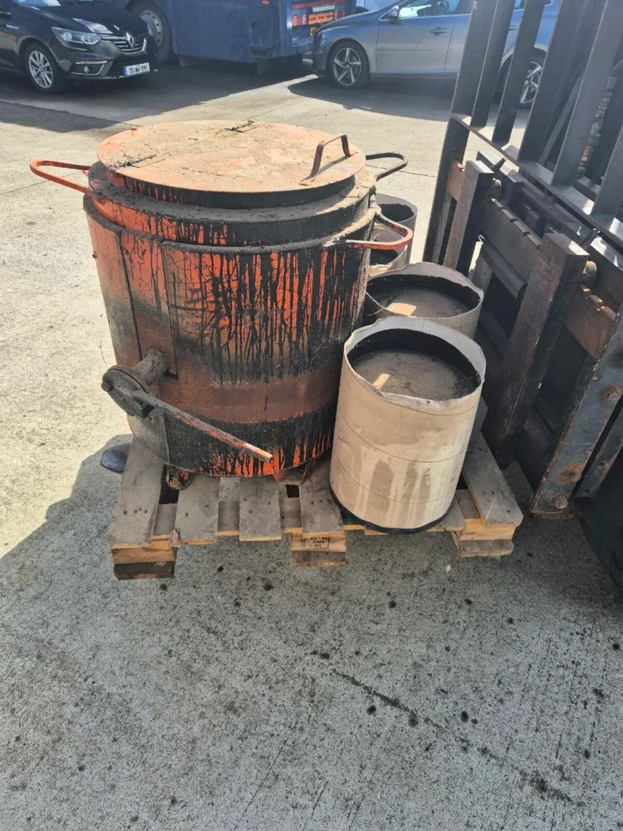 Bitumen pot and cylinders - Image 1