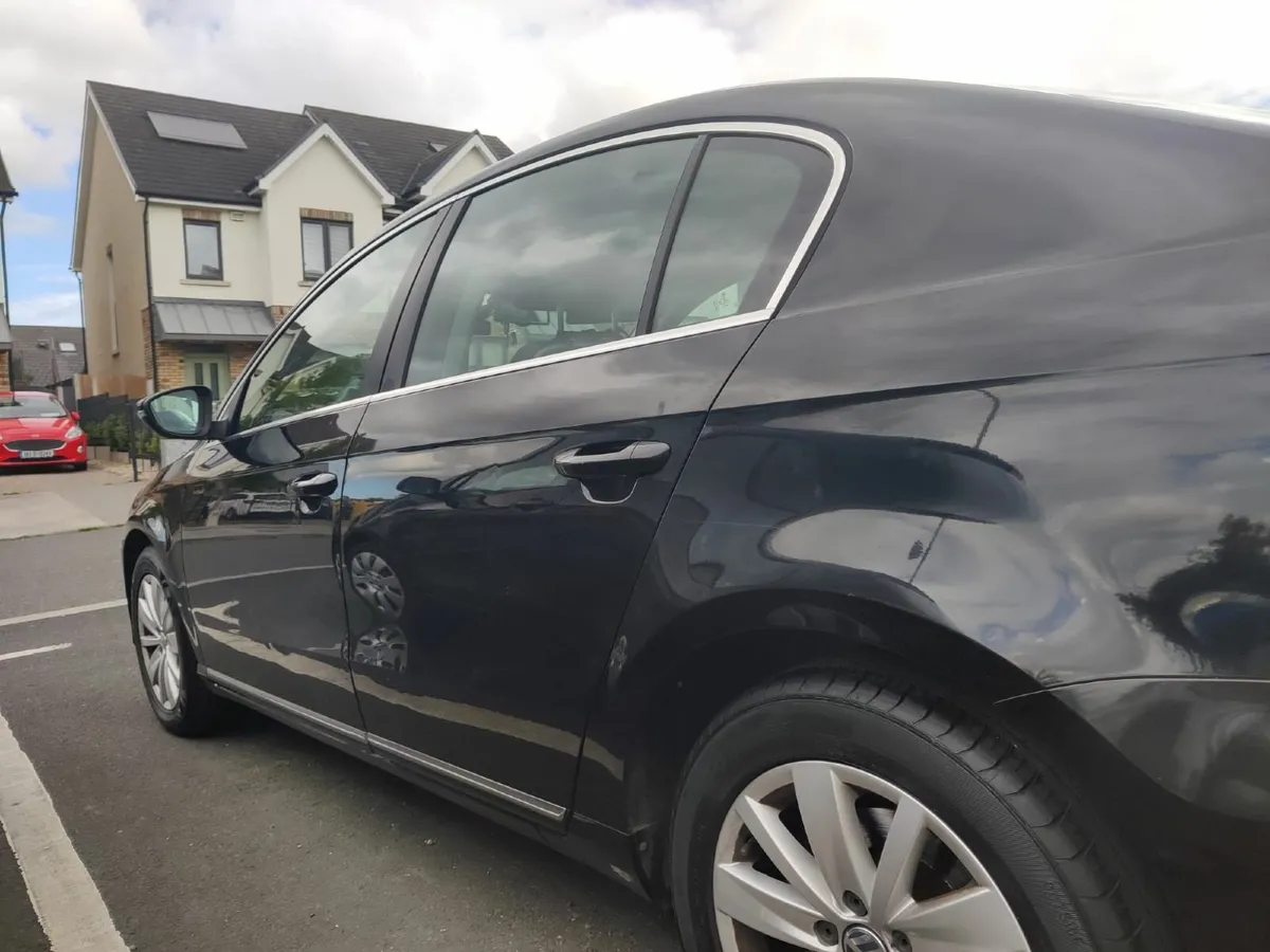 Volkswagen Passat 2011 - Image 2