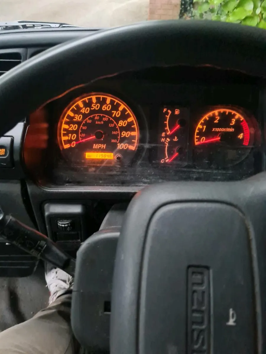 Isuzu truck - Image 1