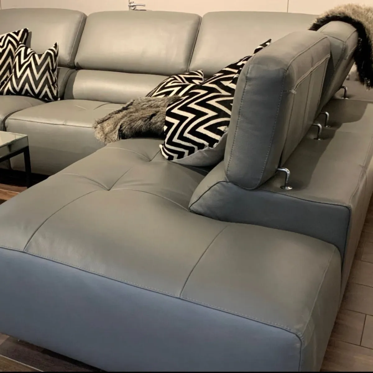 Leather corner sofas ex showroom half price - Image 4