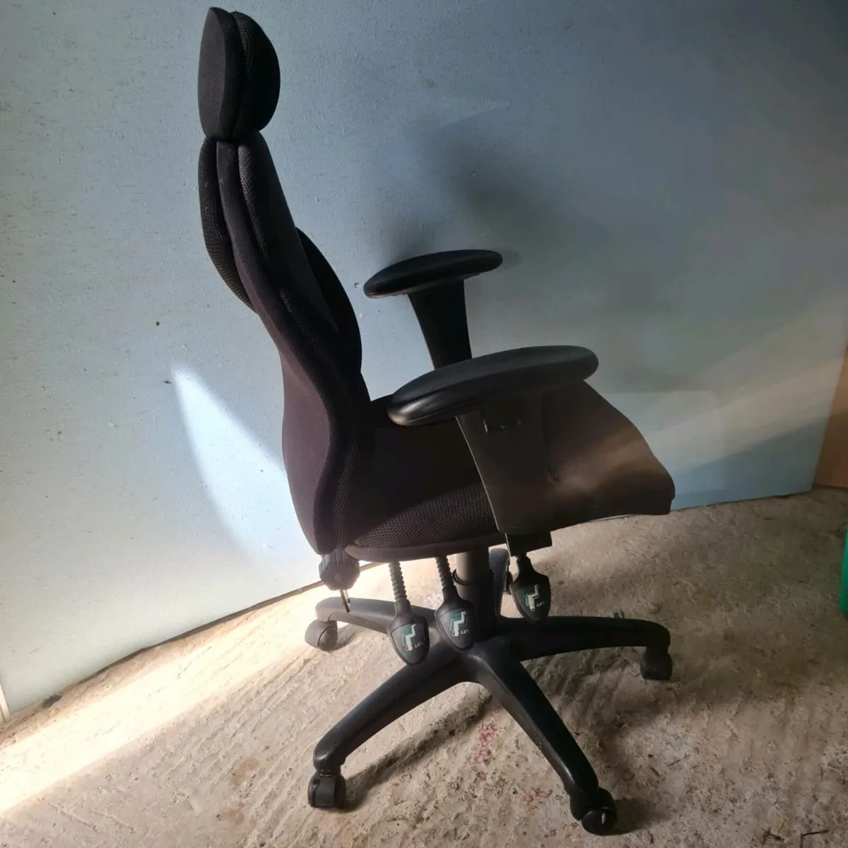 Executive office chairs with headrests - Image 3