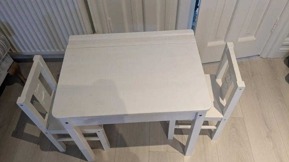Kids table and chairs - Image 1