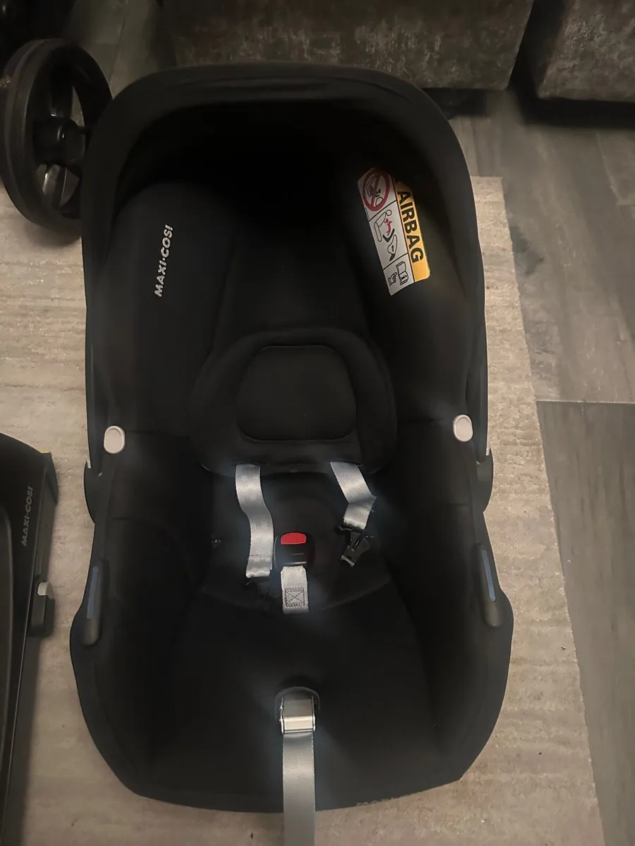 Maxi cosi car seat and isofix base - Image 1