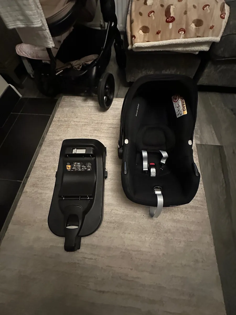 Maxi cosi car seat and isofix base - Image 2