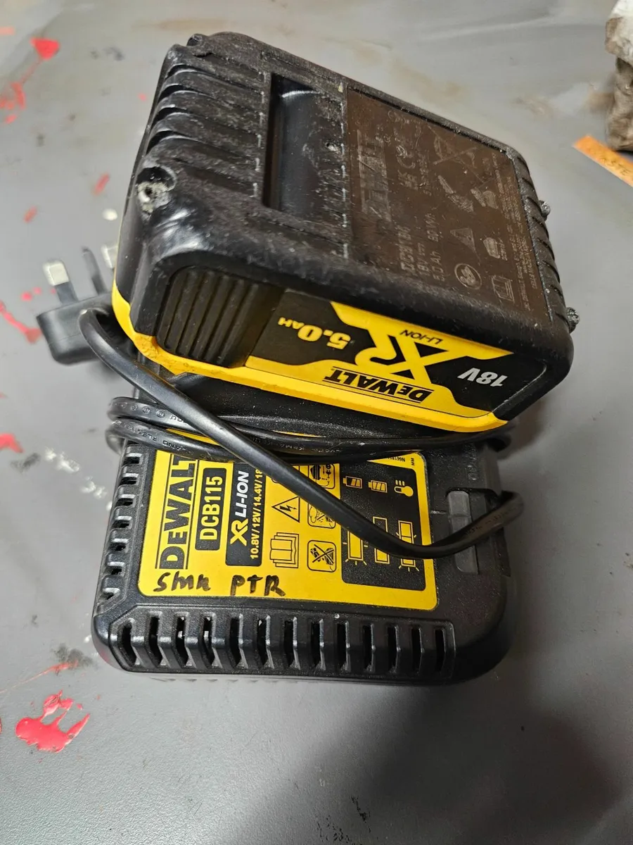 Dewalt battery and charger €90