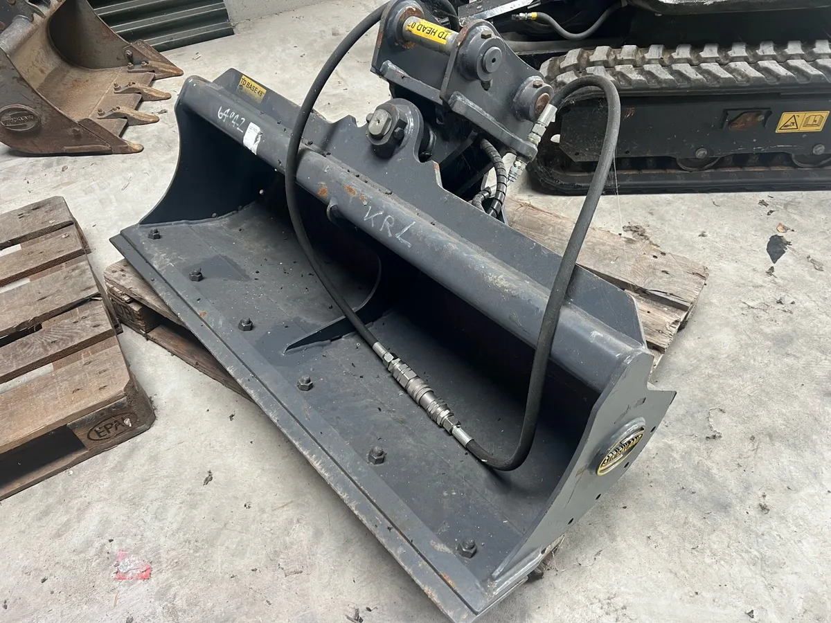 New Hyd Tilt Bucket - Image 1