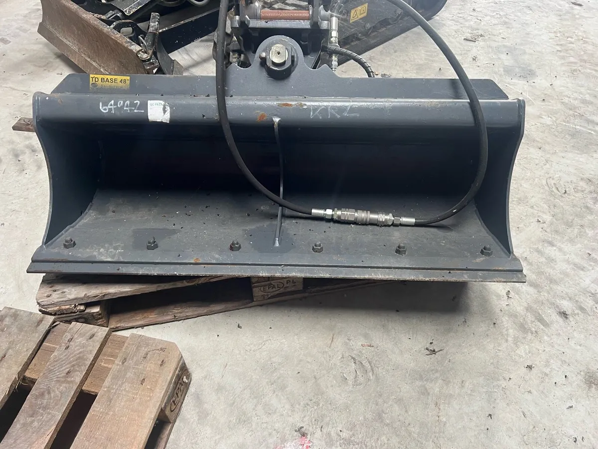 New Hyd Tilt Bucket - Image 3