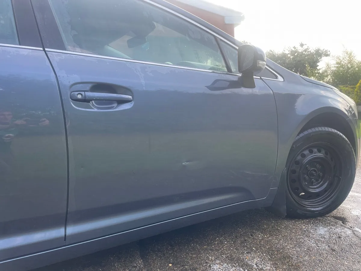 Toyota Avensis 2011 - Image 2