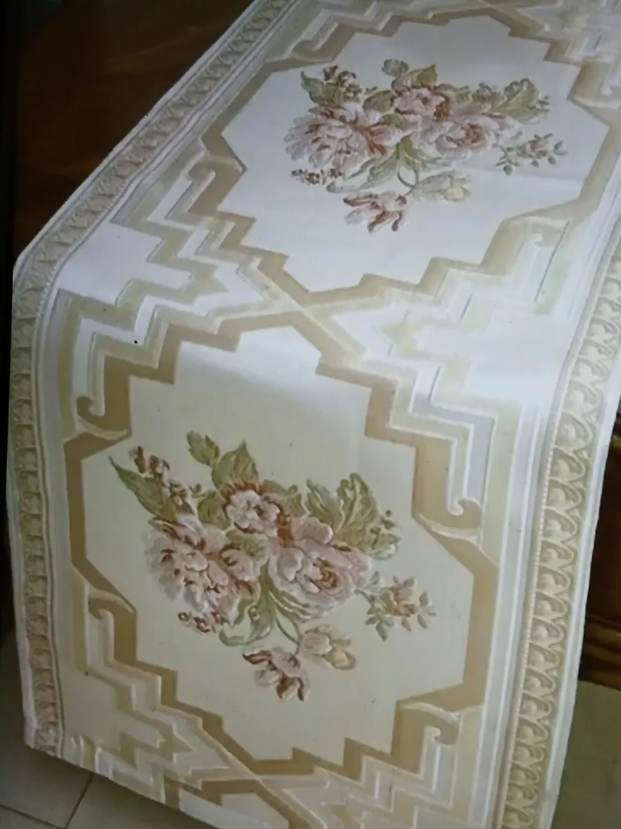 Pendant lights & Table Runners - Image 4