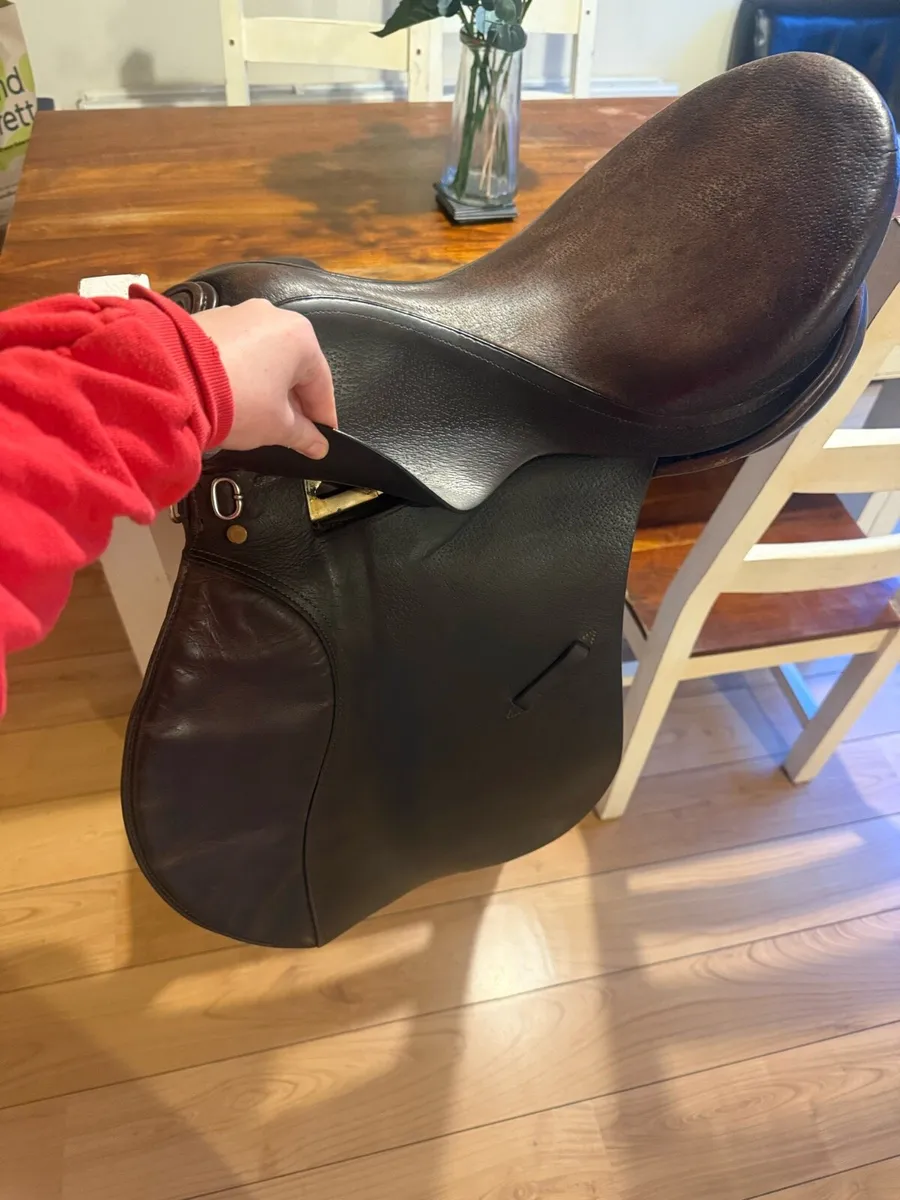 Gorgeous 17” Fox Saddle - Image 4