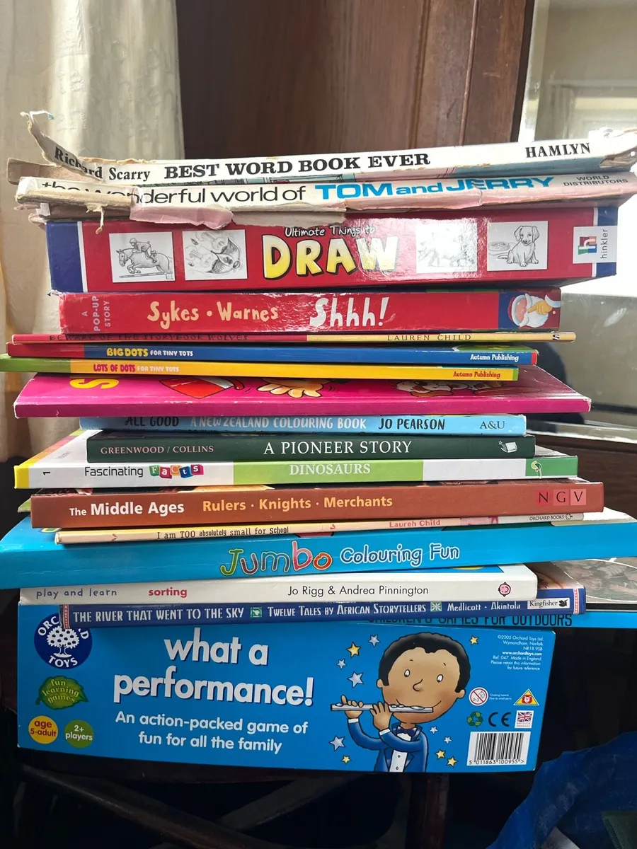 Children’s books and game - Image 1