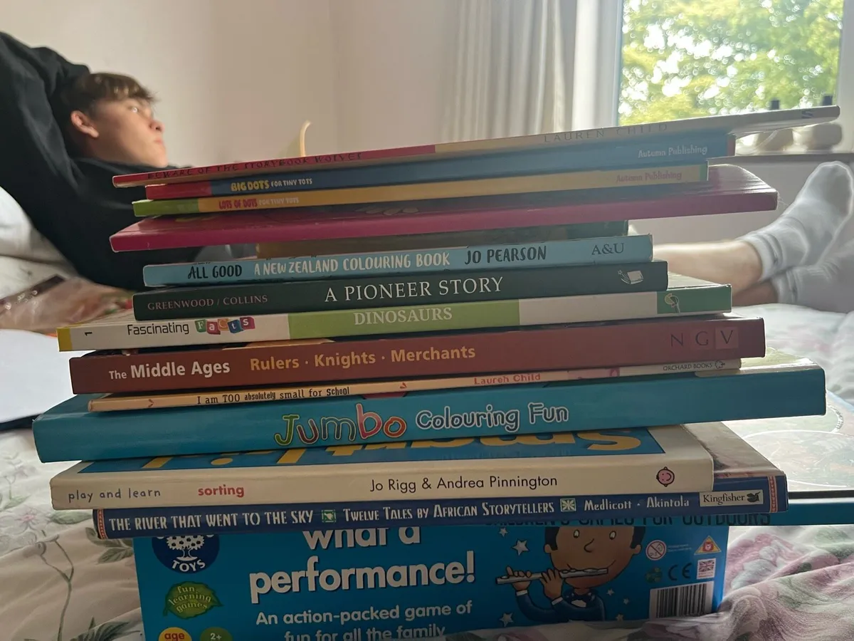 Children’s books and game - Image 3