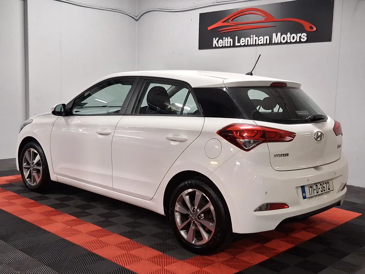 2017 Hyundai i20 **DELUXE - LOW KLMS** - Image 4