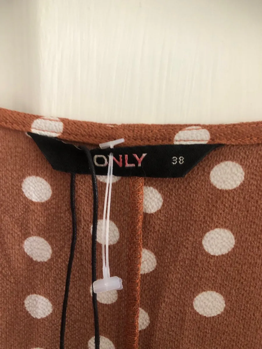 Ladies BNWT shorts suit size 10 €10 - Image 3