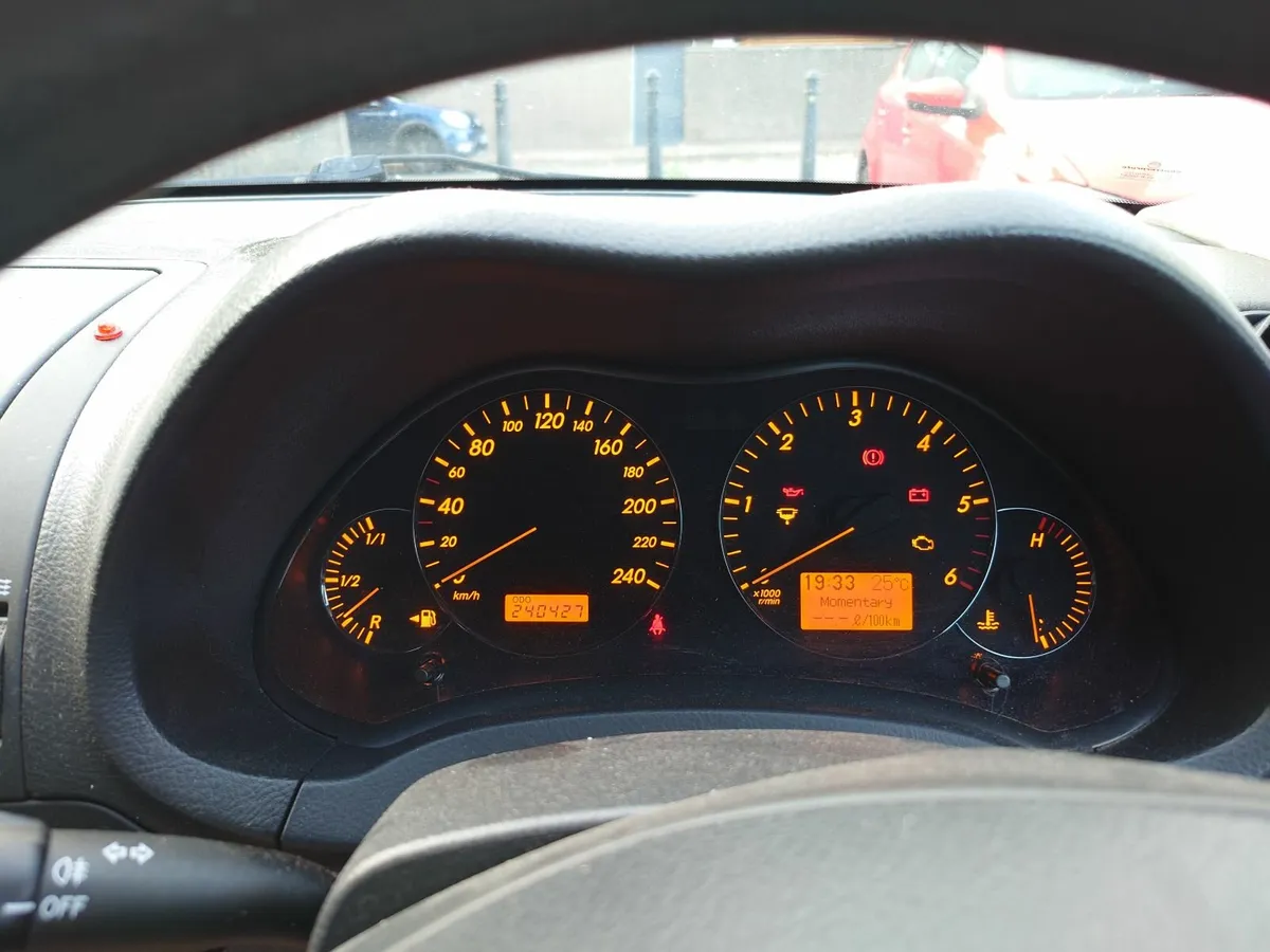 Toyota Avensis 2006 2.0 d4d 6 speed manual - Image 3