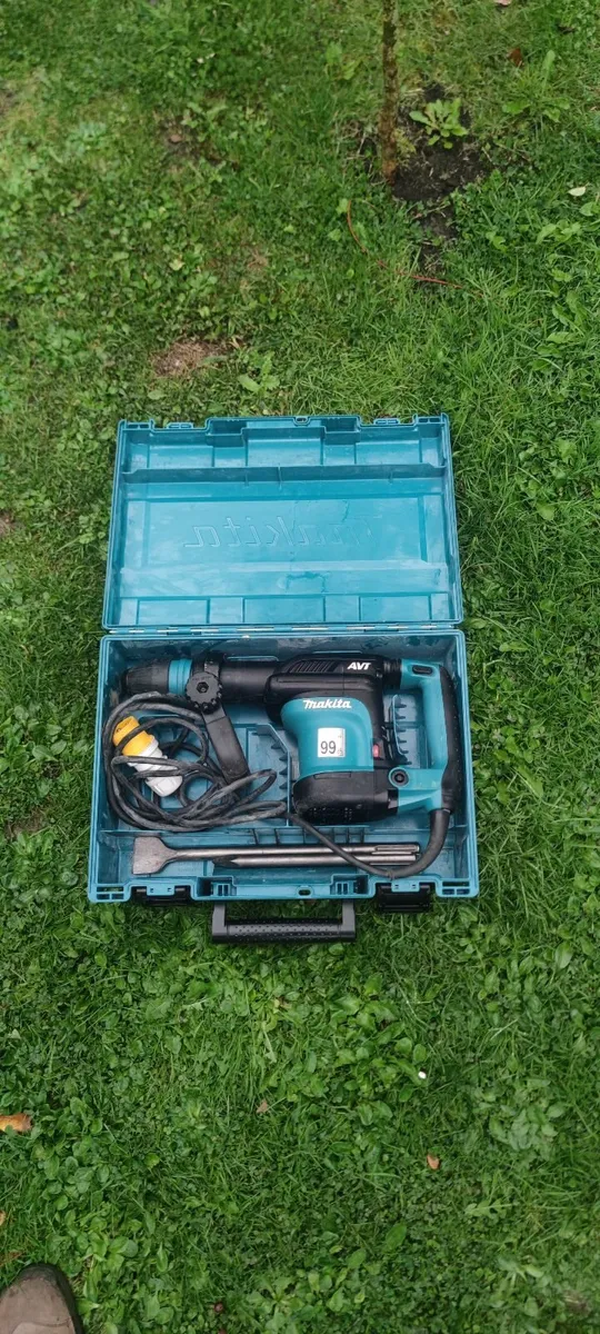 Makita HM0871C 110V Kango Demolition Hammer - Image 1