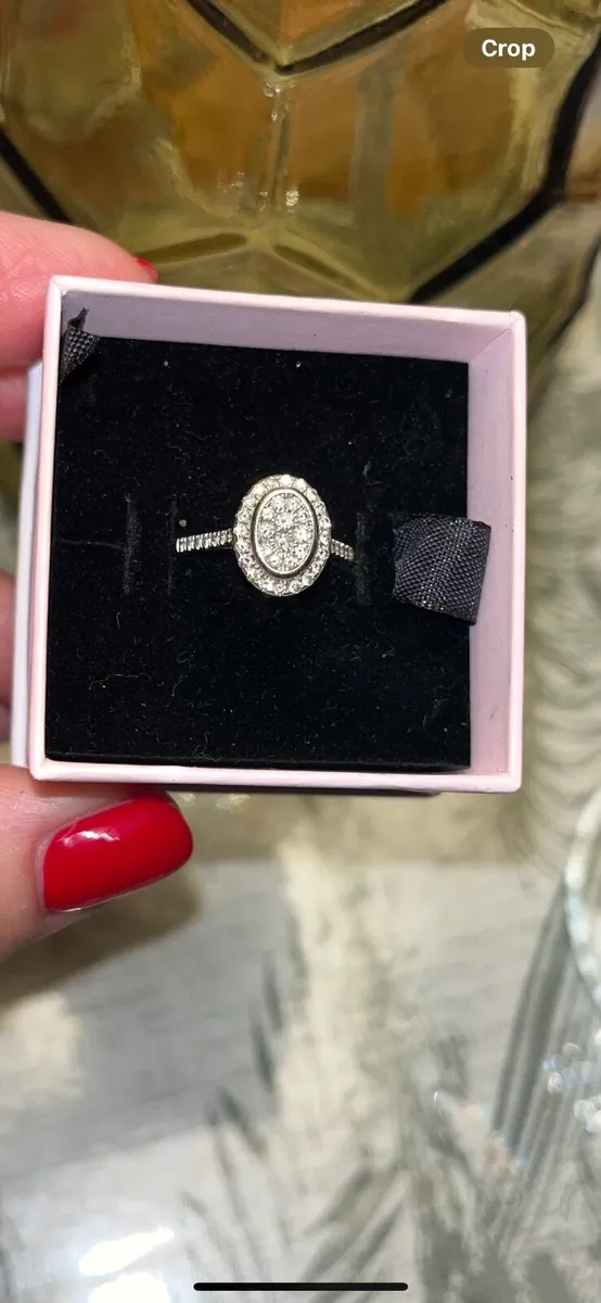 9ct white gold ring. Diamond cluster. - Image 1