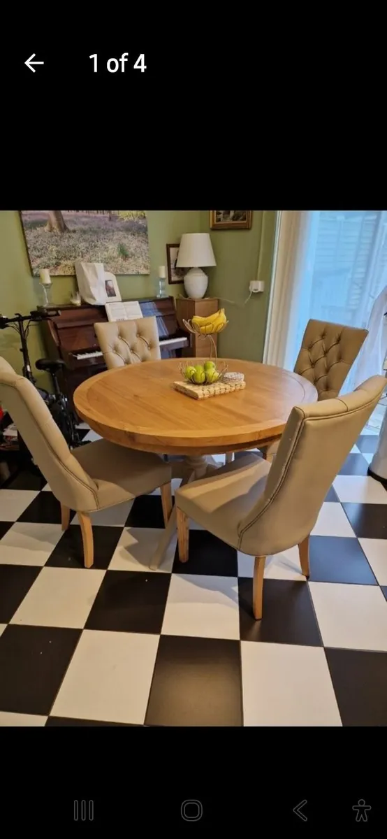 Table and chairs - Image 1