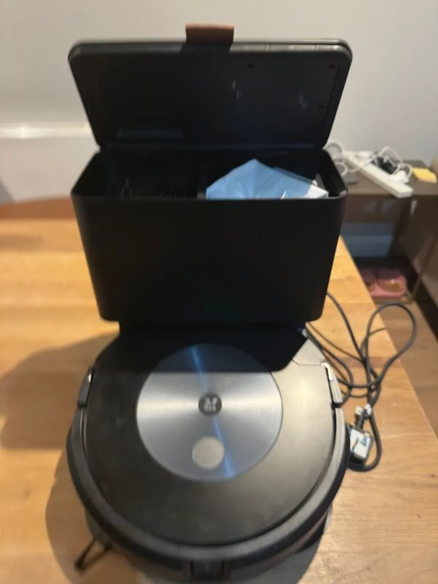 iRobot Roomba Combo j7+ Robot Vacuum & Mop with Clean Base - Image 2