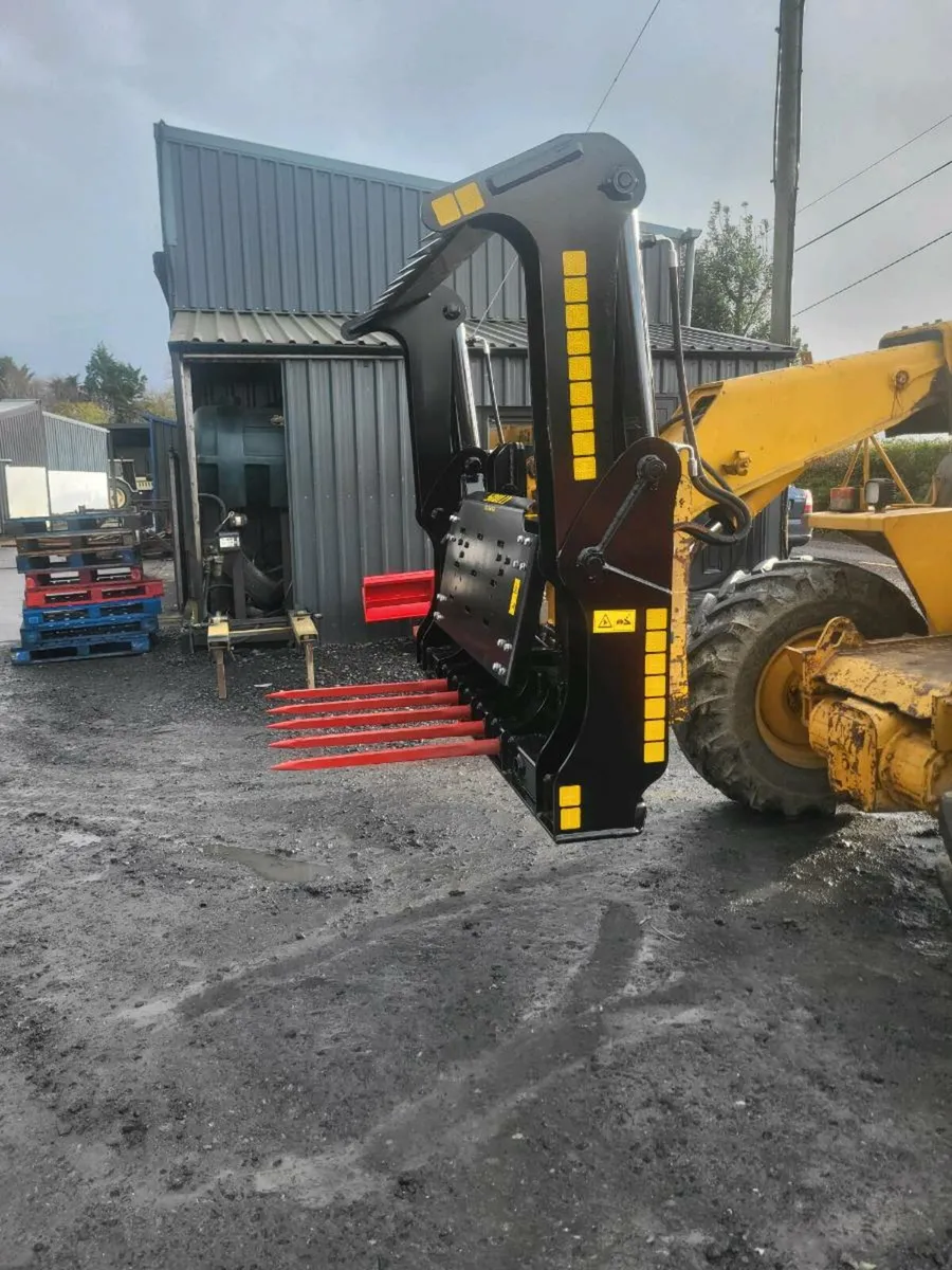 Bale shear with plastic retainer - Image 1