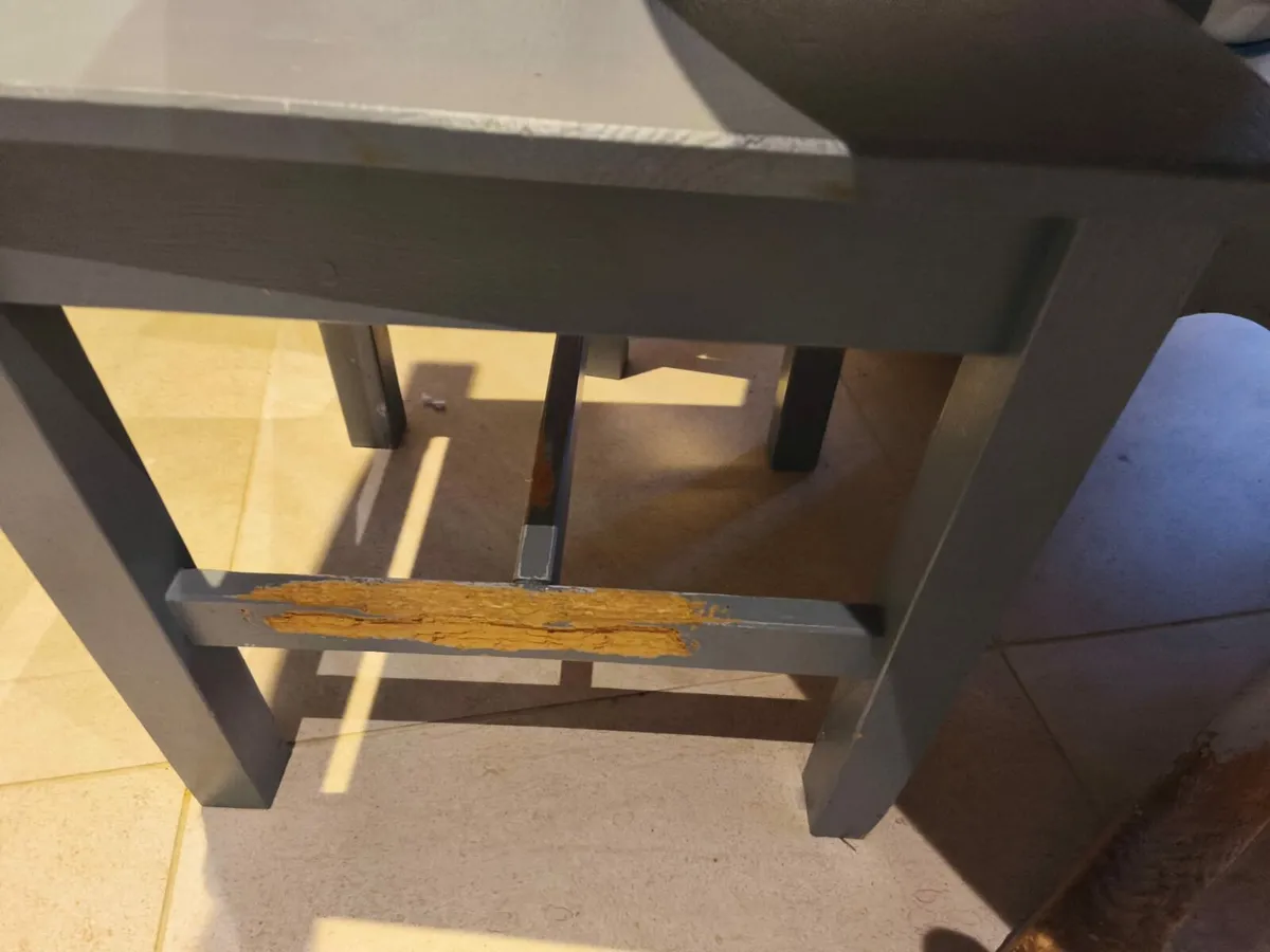 Table and chairs - Image 3