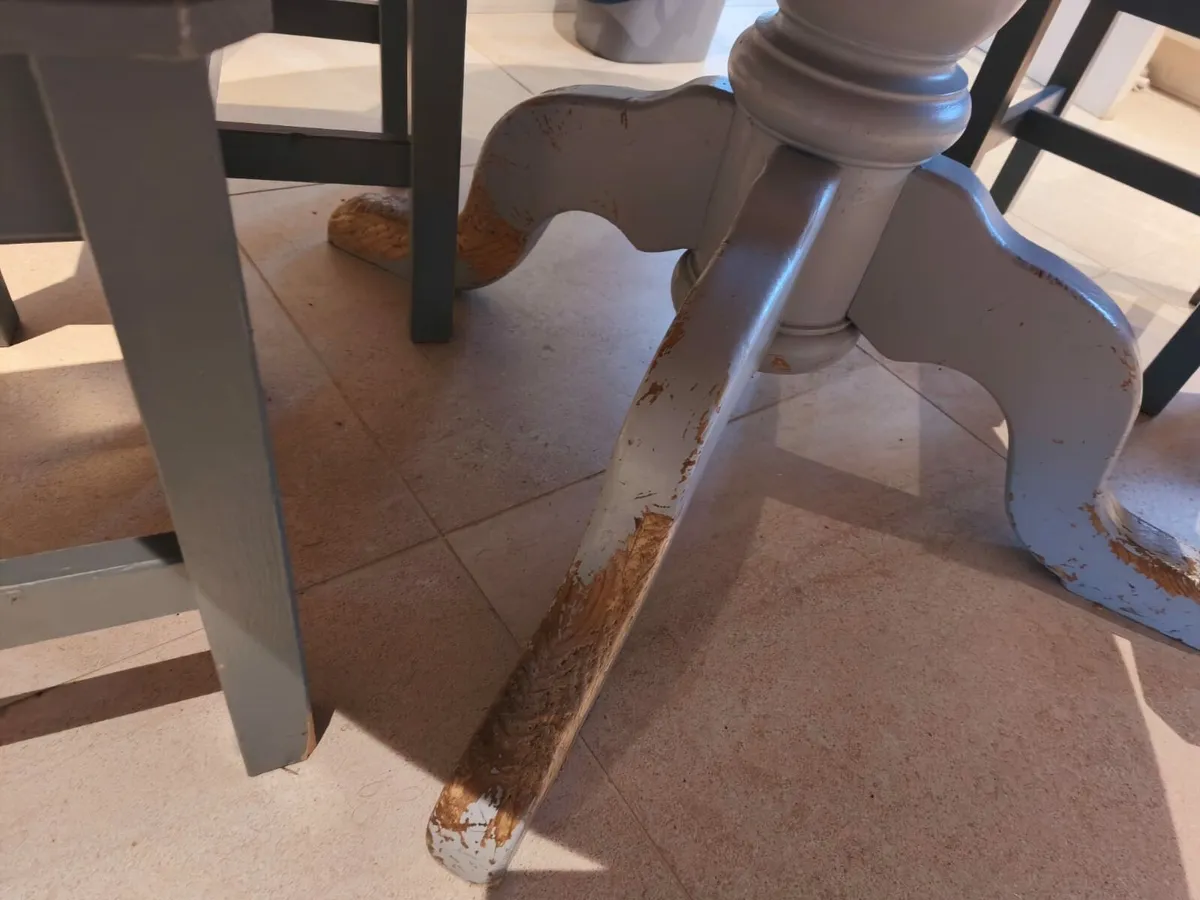 Table and chairs - Image 4