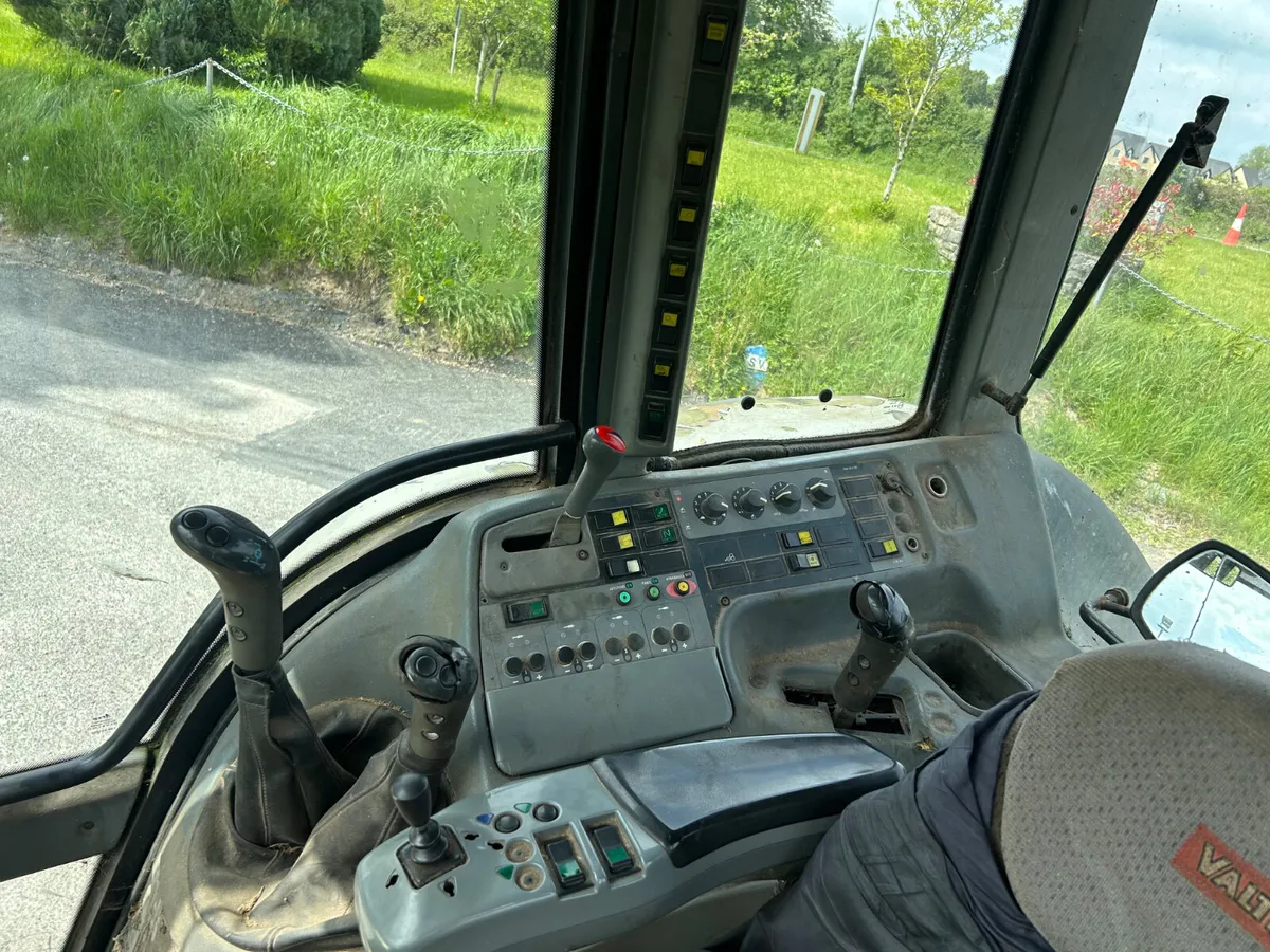 2003 Valtra T130 - Image 4