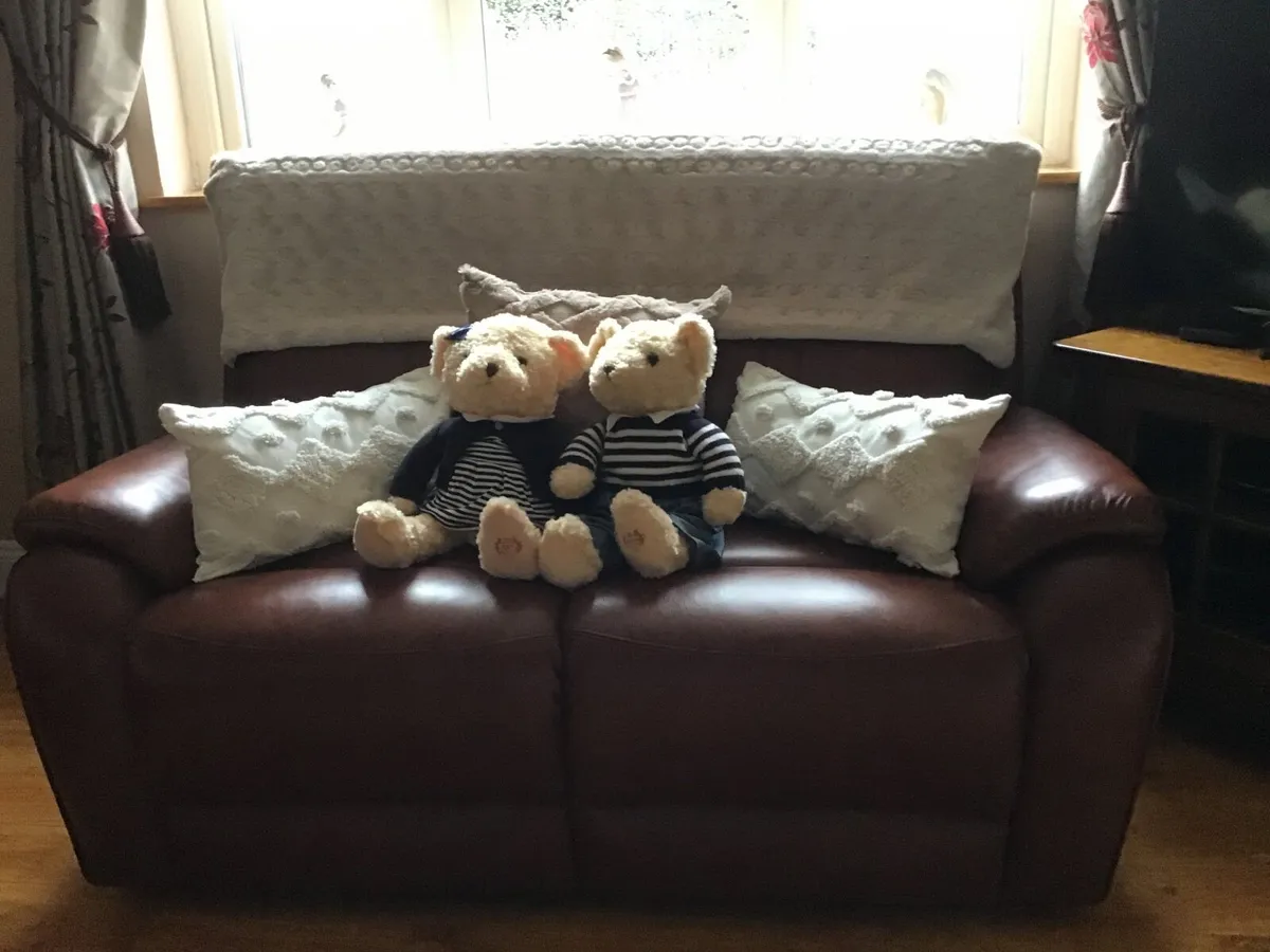 Beautiful soft Leather 3 and a 2 sofas - Image 2
