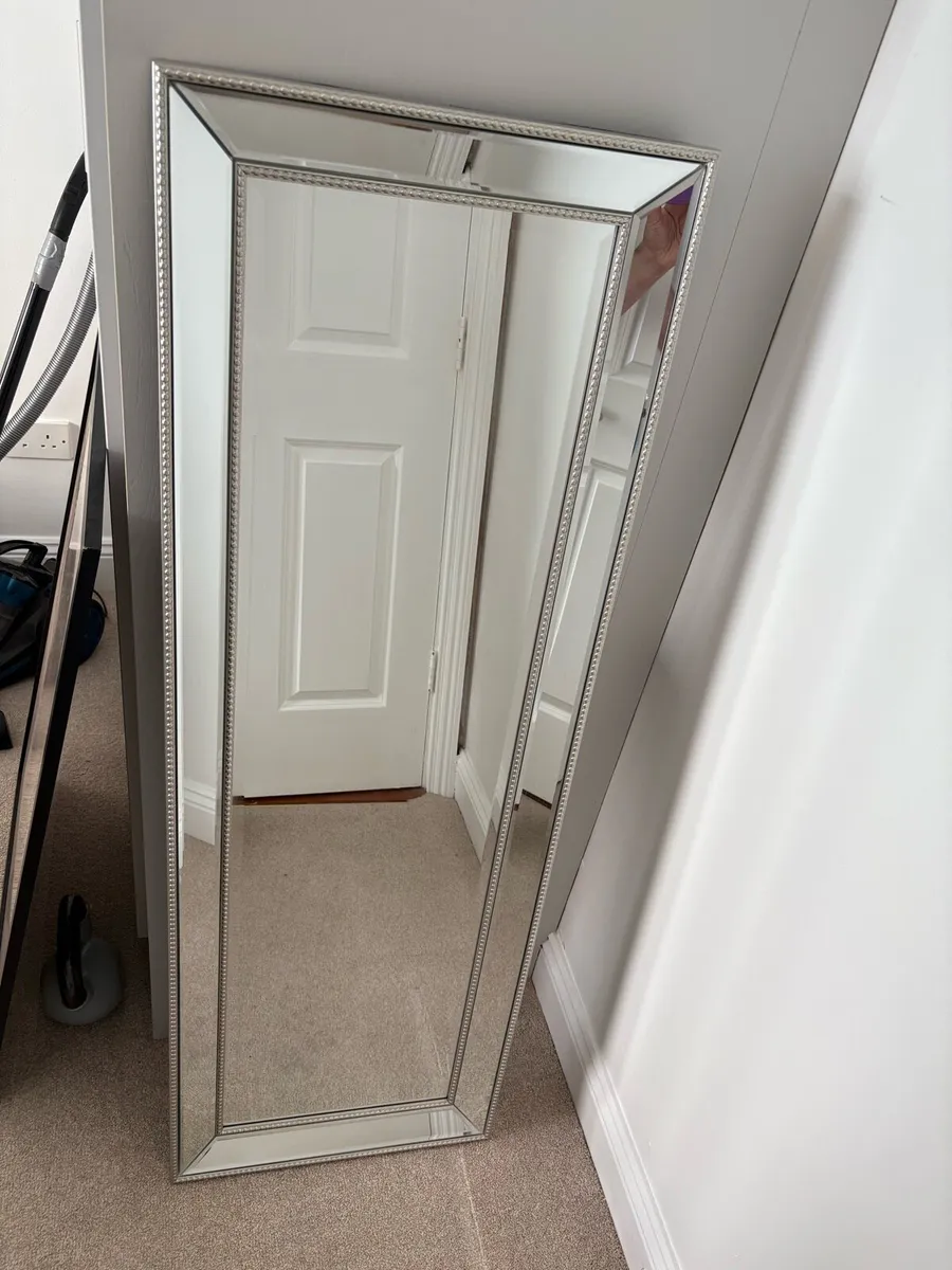 Wall mirror