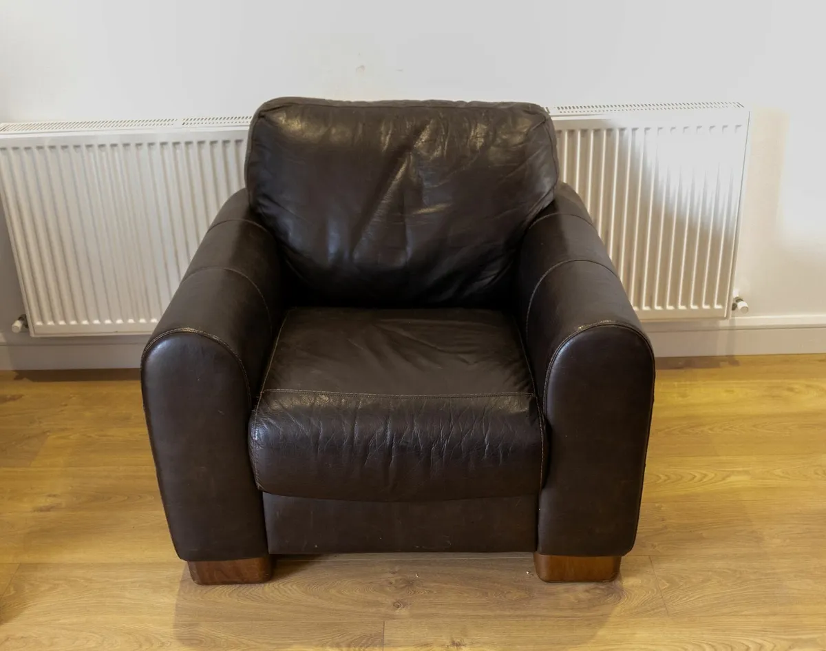 Fee leather chair