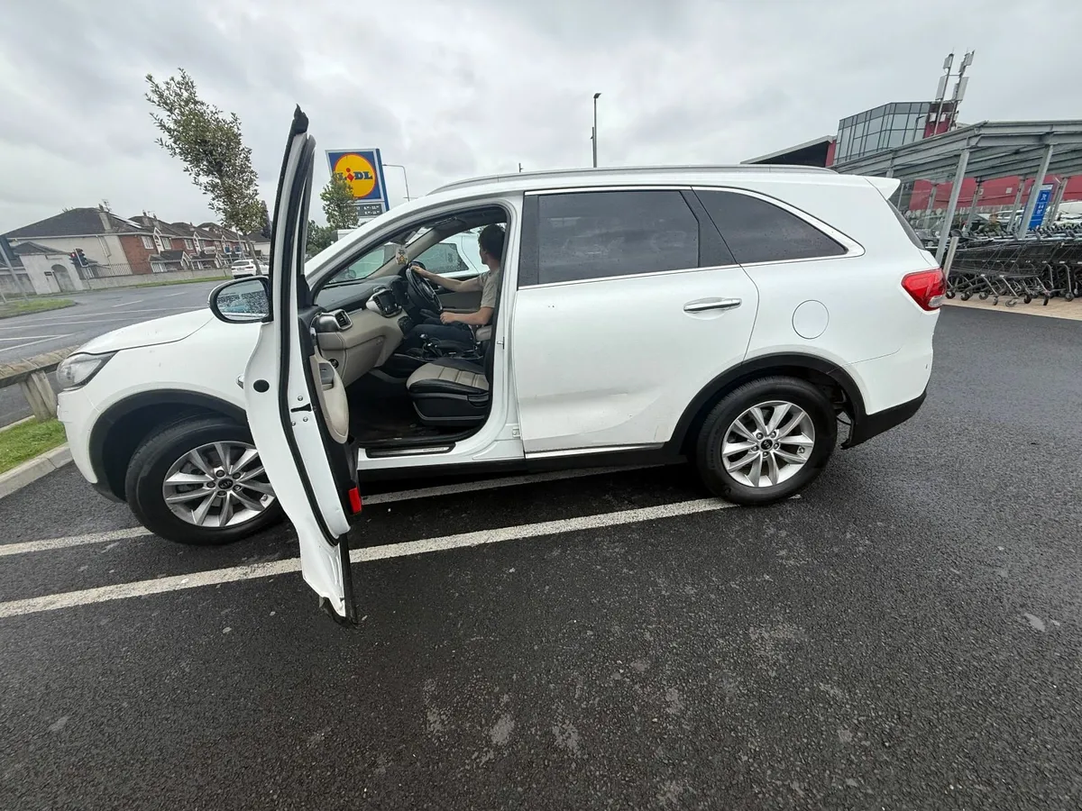 Kia Sorento 7 seater 2015 Platinum 2WD edition - Image 2