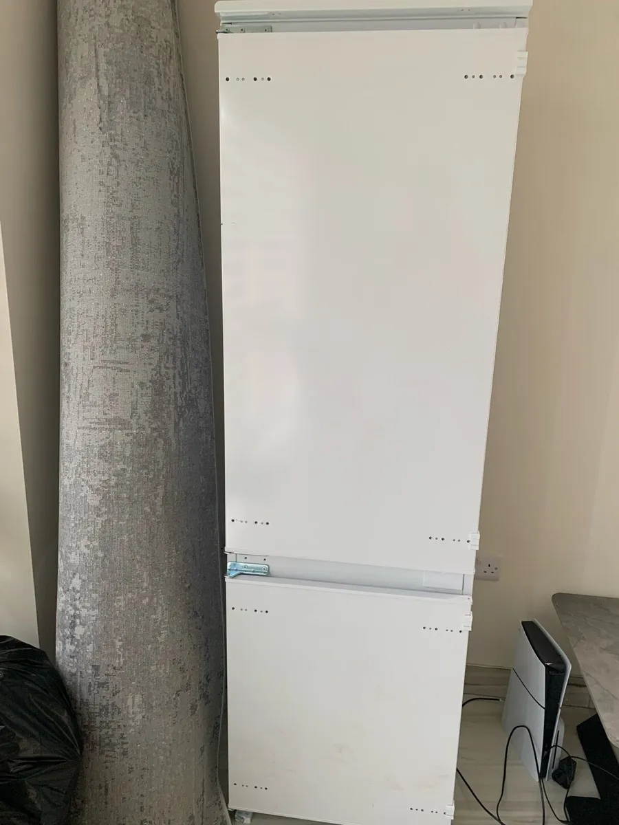 Integrated fridge freezer - Image 1