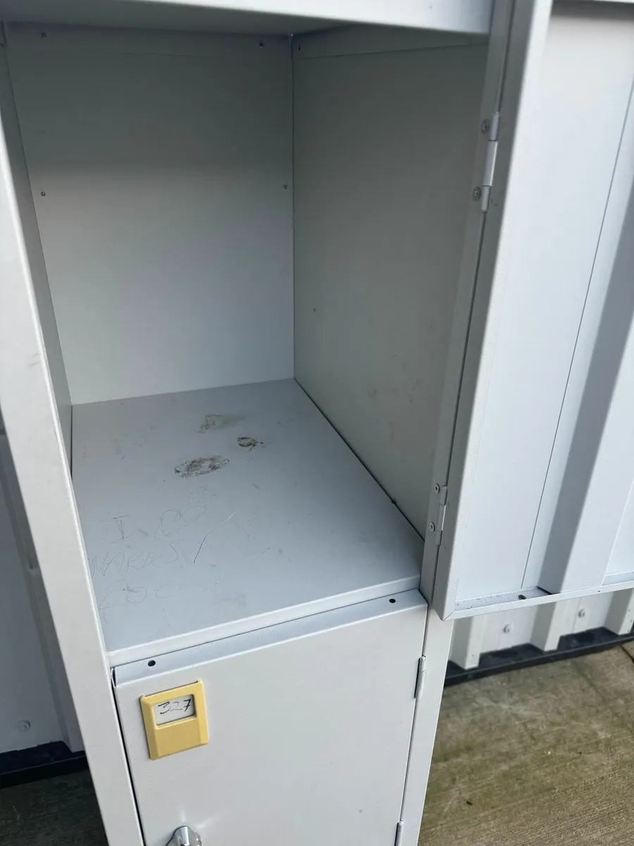 4 door padlock lockers - Image 4