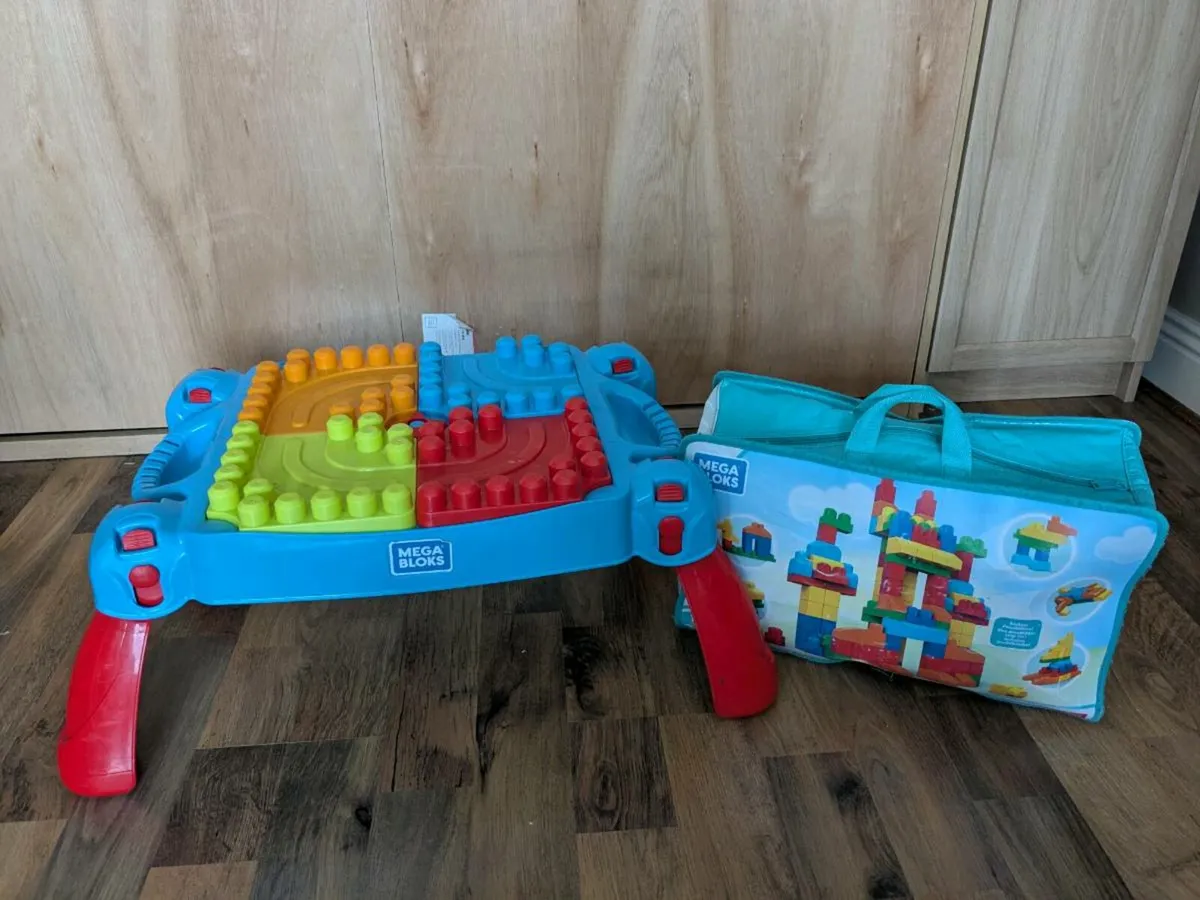Mega building blocks and table - Image 1