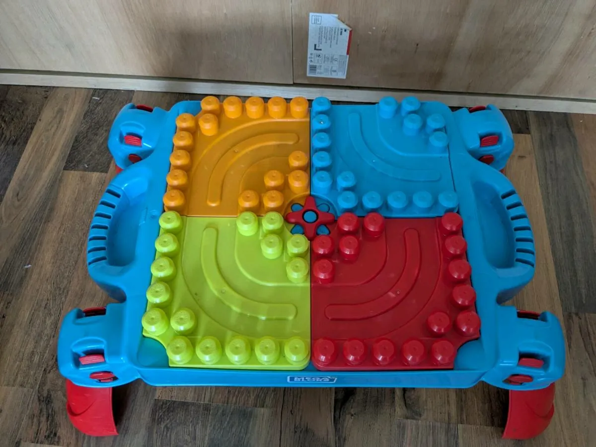 Mega building blocks and table - Image 2