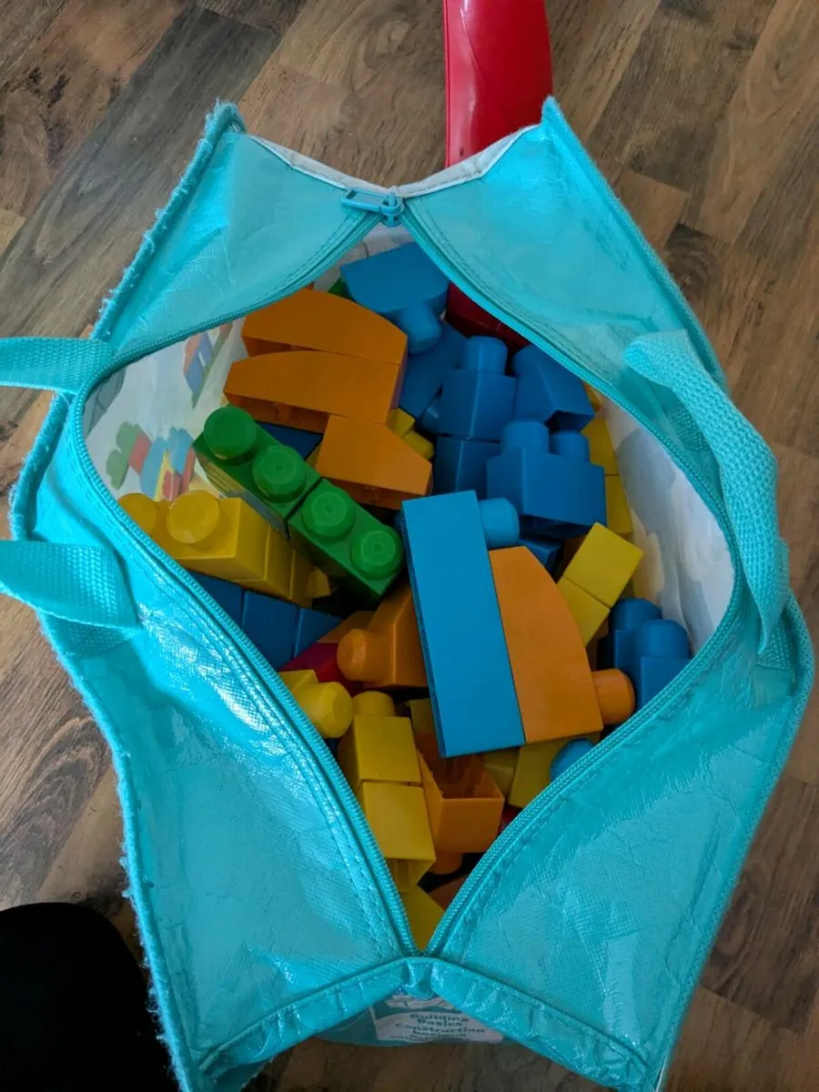 Mega building blocks and table - Image 4