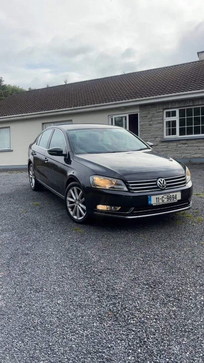 Volkswagen Passat 2011 - Image 2