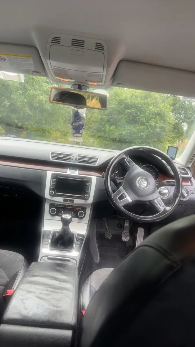 Volkswagen Passat 2011 - Image 4